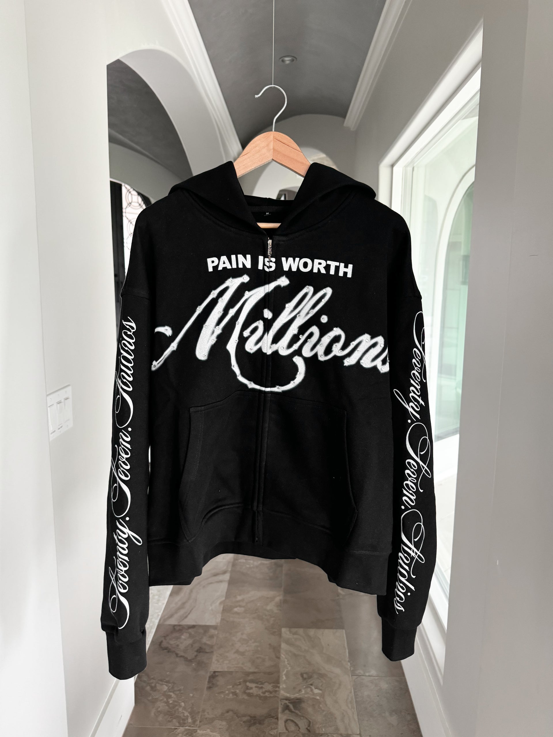 "MILLIONS" ZIP UP (BLACK)